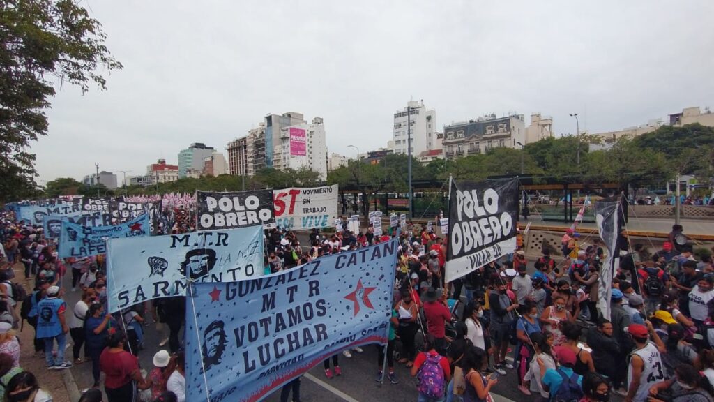 Movimientos sociales cortaron la 9 de Julio y el Metrobus en reclamo de vacunas y planes