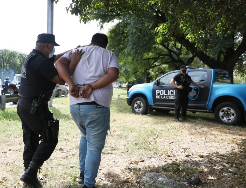 Detuvieron en Balbín y General Paz a una pareja que circulaba en un auto denunciado como robado