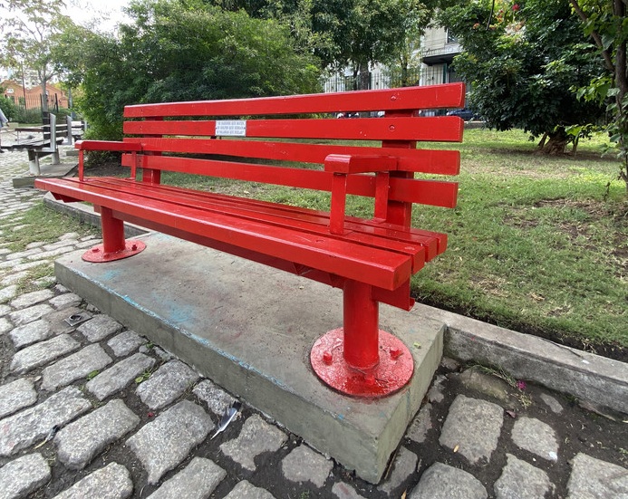 Inauguraron un “Banco Rojo” contra el Maltrato Infantil en la Plaza Fumarola de Balvanera