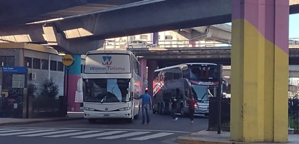 Choferes de larga distancia estacionaron micros en Constitución contra las nuevas restricciones