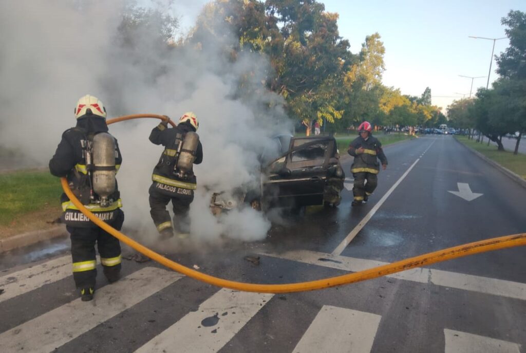 Se incendió un auto sobre avenida Roberto Goyeneche