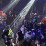 Fiesta clandestina en Flores mientras se anunciaban las restricciones