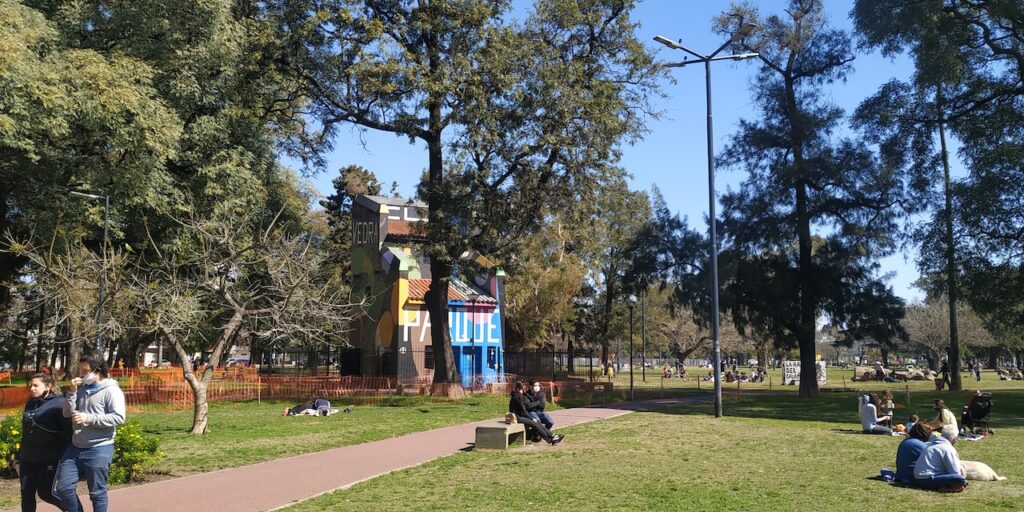 Buscan a la dueña de un perro que mordió a una niña en el Parque Saavedra