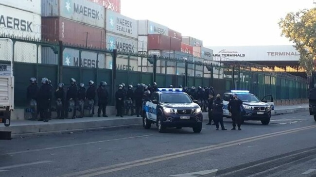 Desalojaron un bloqueo en el Puerto de Buenos Aires y continúan las protestas de los trabajadores