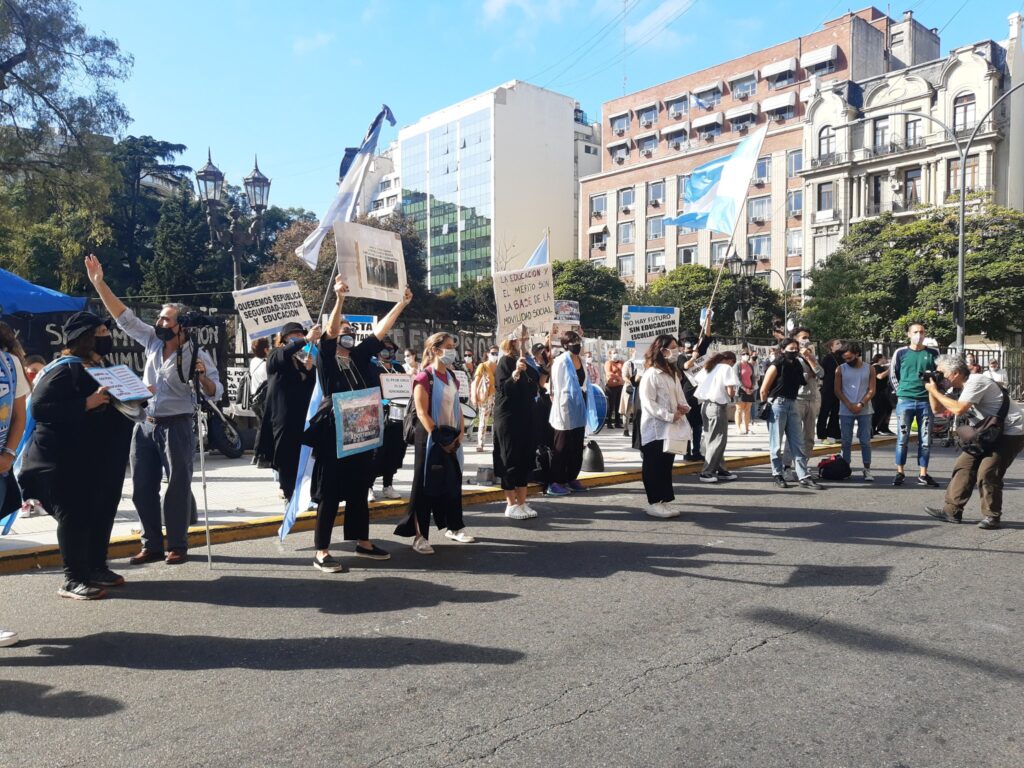 Familias protestaron frente a Tribunales para exigir clases presenciales