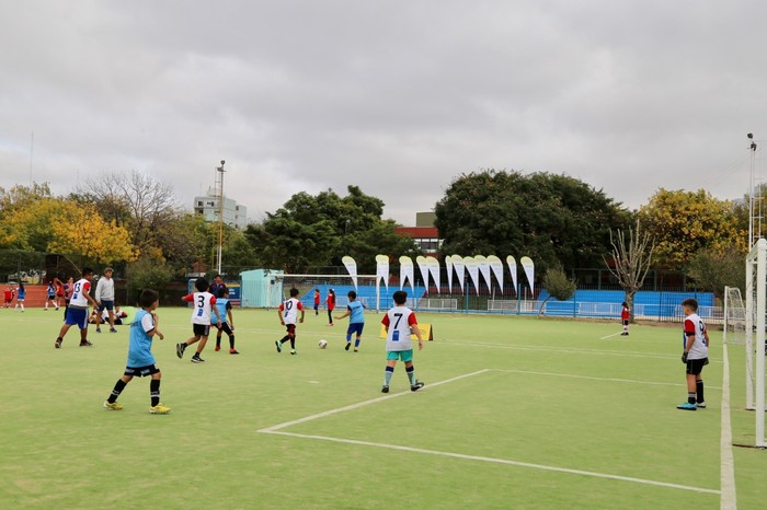 Hasta 10 personas practicando deportes colectivos al aire libre