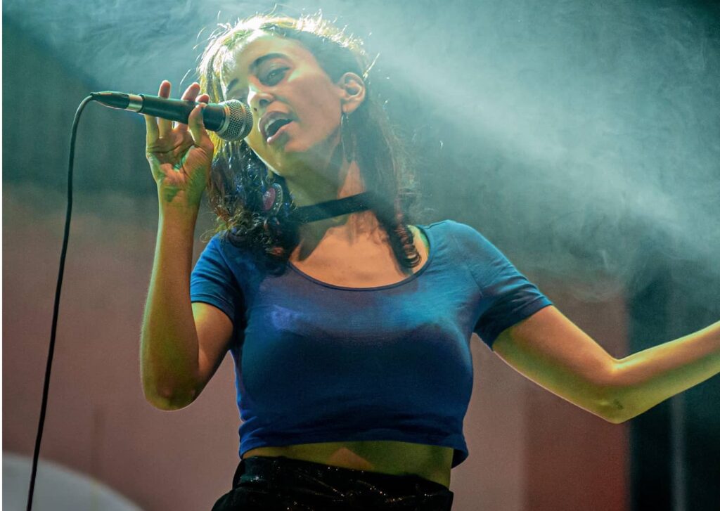 La vecina de Saavedra Michelle Bliman adelanta la salida de su nuevo disco con el tema “Indiferente”