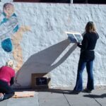 La artista Silvia Spelzini pinta un “murgal” sobre Goyeneche y el carnaval en la Esquina del Polaco