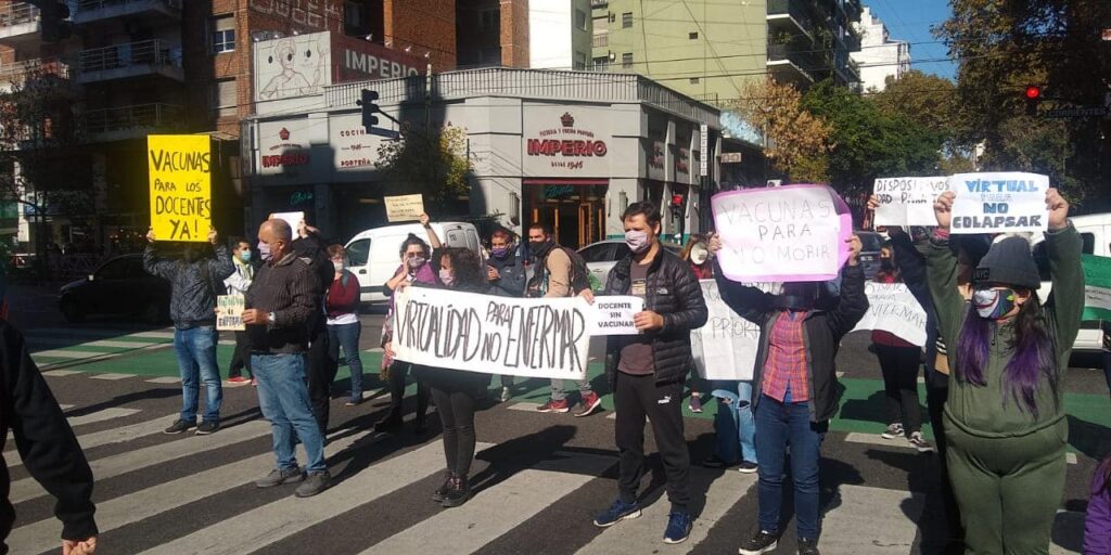 Semaforazo en Medrano y Corrientes de la comunidad educativa: “Virtualidad para no enfermar”