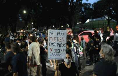 Contundente protesta docente frente a la jefatura de gobierno