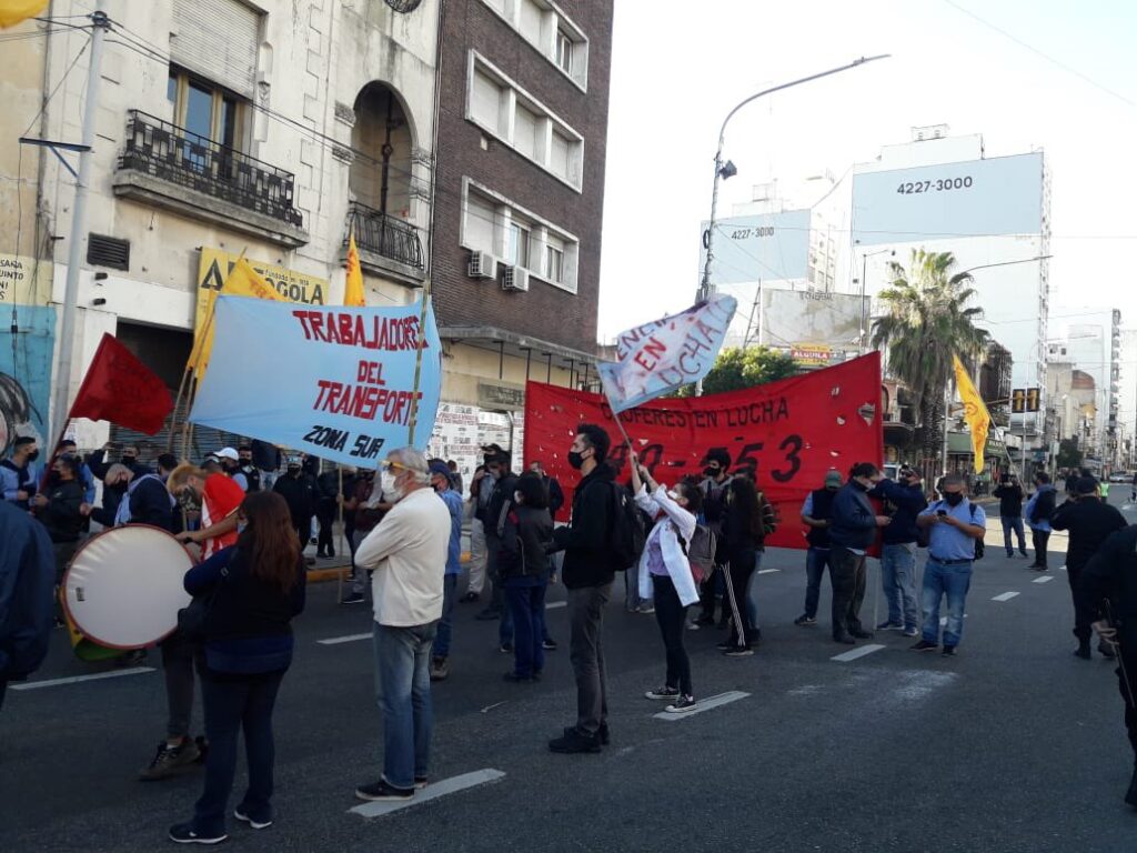 Choferes de colectivo protestaron en Puente Pueyrredón por vacunas y mejoras salariales