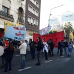 Choferes de colectivo protestaron en Puente Pueyrredón por vacunas y mejoras salariales