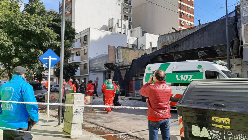 Villa Crespo: se cayó mampostería de una obra e hirió a dos peatones