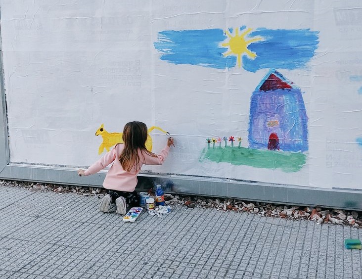 “Mirá, mamá, una hoja gigante”: una niña es viral por un dibujo a metros del Parque General Paz