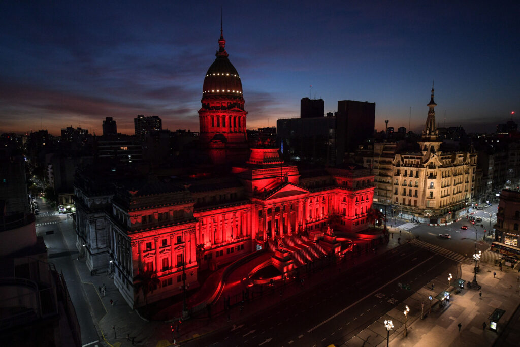 Iluminaron el Congreso de rojo por el Día Mundial de la Higiene Menstrual