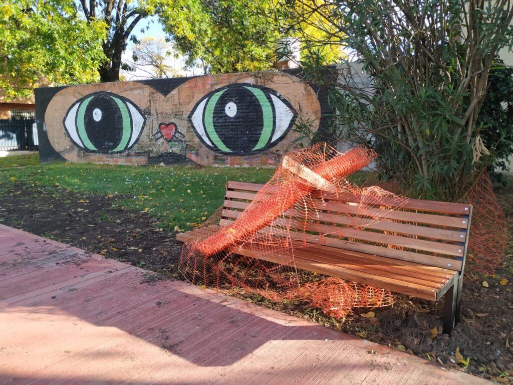 Instalan bancos y cestos en torno a los senderos de La Copita