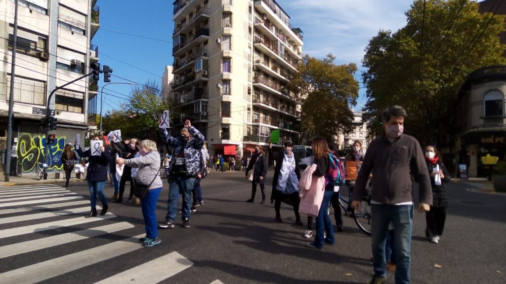 Semaforazo por “la salud y la educación” en Corrientes y Medrano