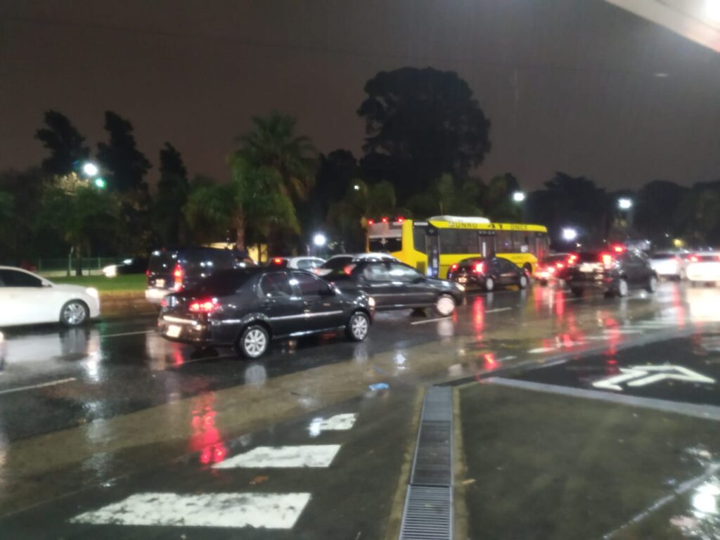 Bajo una intensa lluvia y con fuerte tránsito en los accesos, Saavedra inicia el confinamiento