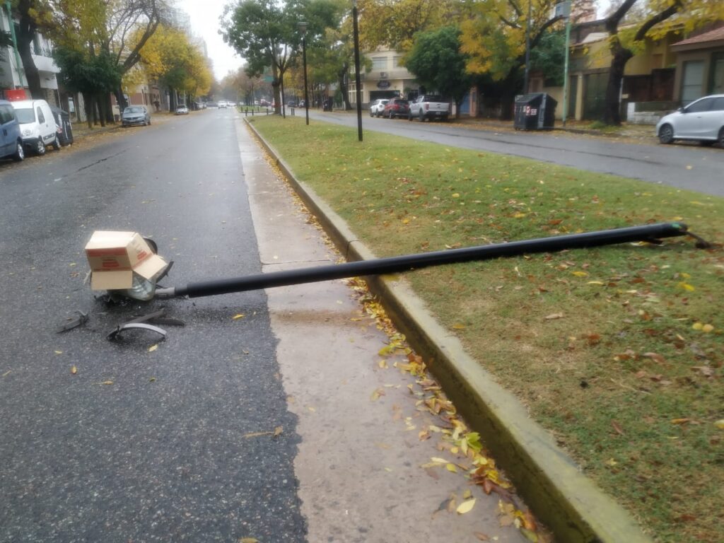 Ciclón extratropical: se cayó un poste de luz en el bulevar de la avenida Ruiz Huidobro
