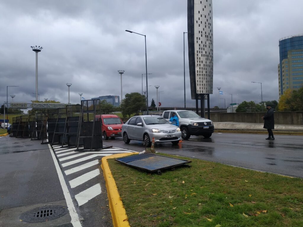 Primer día de confinamiento en Saavedra: policía en los ingresos, calles vacías y el parque anegado