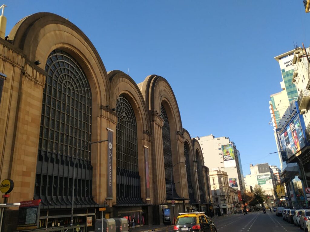 El Abasto en confinamiento: persianas bajas con calles y espacios verdes bien concurridos