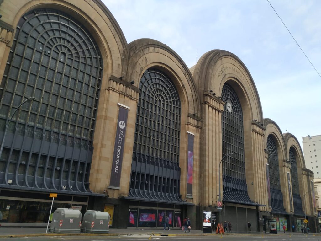 Mesas al aire libre, tránsito y más gente en la calle: terminado el confinamiento estricto, la zona del Abasto retomó algo de normalidad
