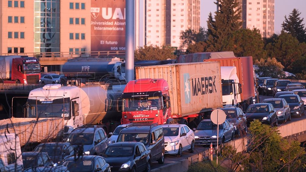 Extensas colas por controles en los accesos a CABA en primer día hábil del aislamiento estricto