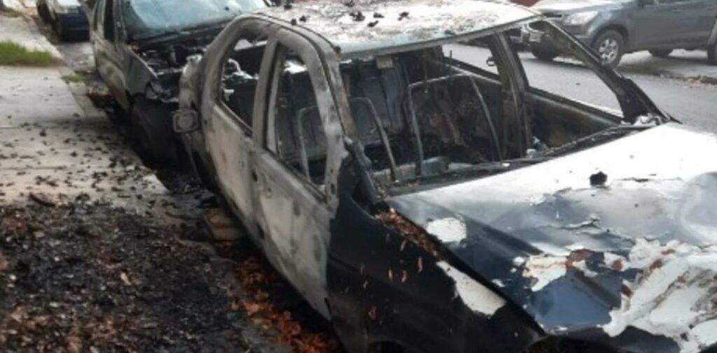 Detuvieron a una persona sin techo por incendiar autos en Parque Chacabuco