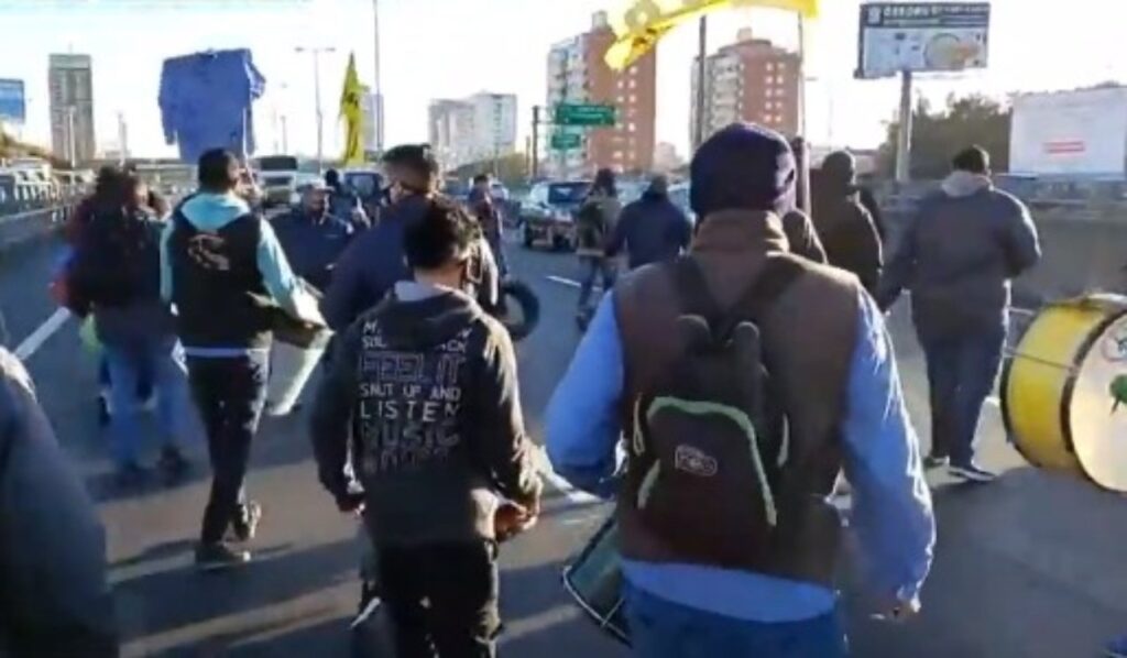 Choferes de colectivo cortaron accesos a la Ciudad para exigir vacunas y $100.000 “de bolsillo”