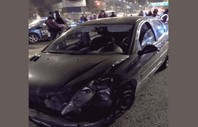 Escapaban a contramano por Puente Alsina y chocaron contra un patrullero