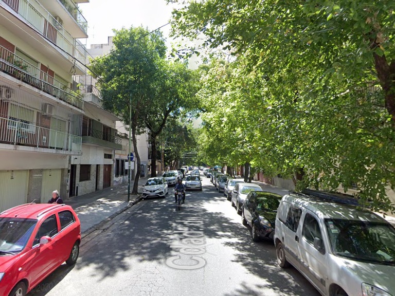 Ciudad de la Paz al 3.300: hallan a un hombre asesinado con dos cuchillos en la espalda