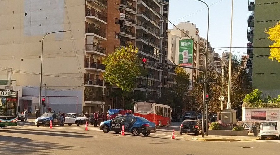 Una mujer murió tras ser atropellada por un micro escolar en Balbín y Monroe