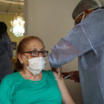 Ciudad empieza a vacunar a mayores de 55 años con factores de riesgo