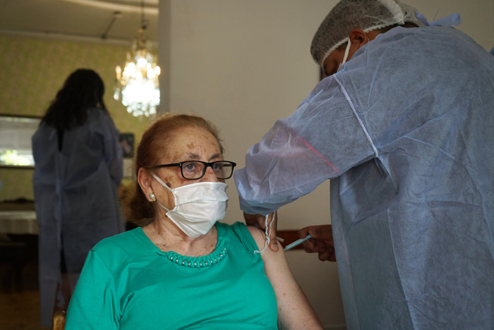 Ciudad empieza a vacunar a mayores de 55 años con factores de riesgo