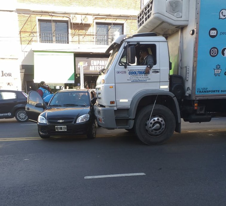 Un fuerte choque provocó el corte de tránsito de avenida Triunvirato, en Villa Urquiza