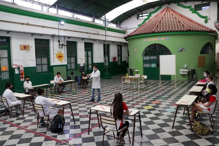 Docentes rechazan que Ciudad convoque a la presencialidad a quienes recibieron la primera dosis