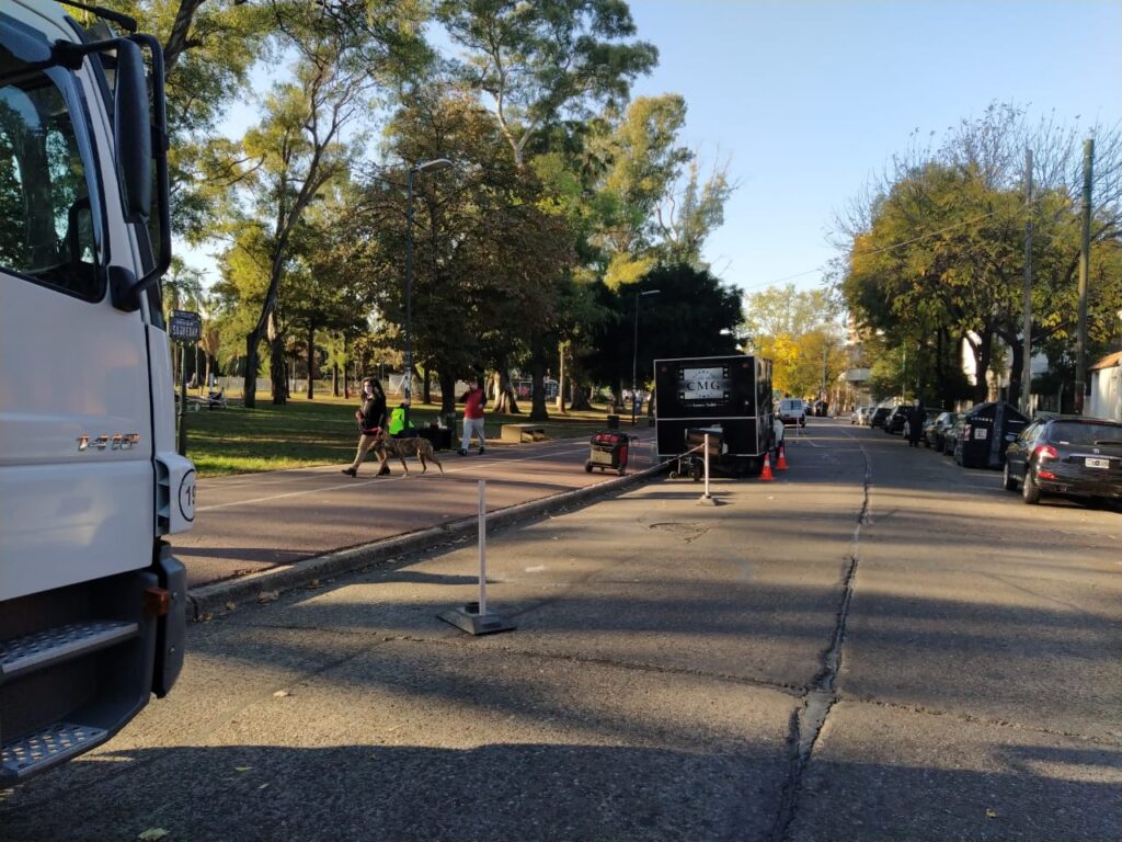 Amplio despliegue alrededor del Parque Saavedra por la filmación de un corto publicitario