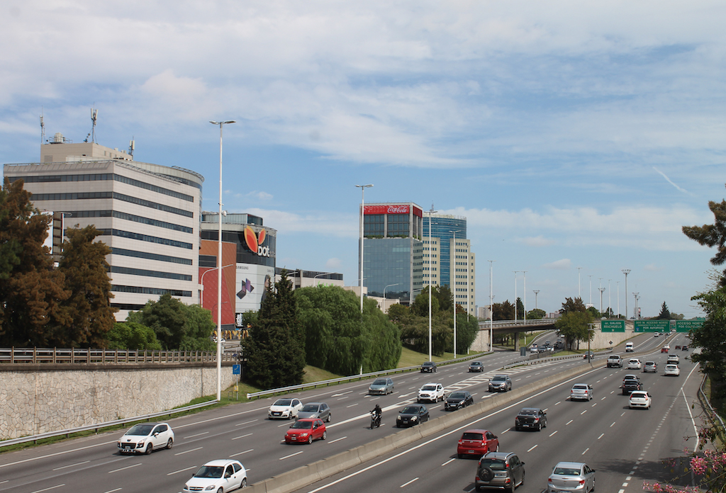 Accesos como Cabildo, Donado, Balbín y Constituyentes estarán habilitados solo para esenciales