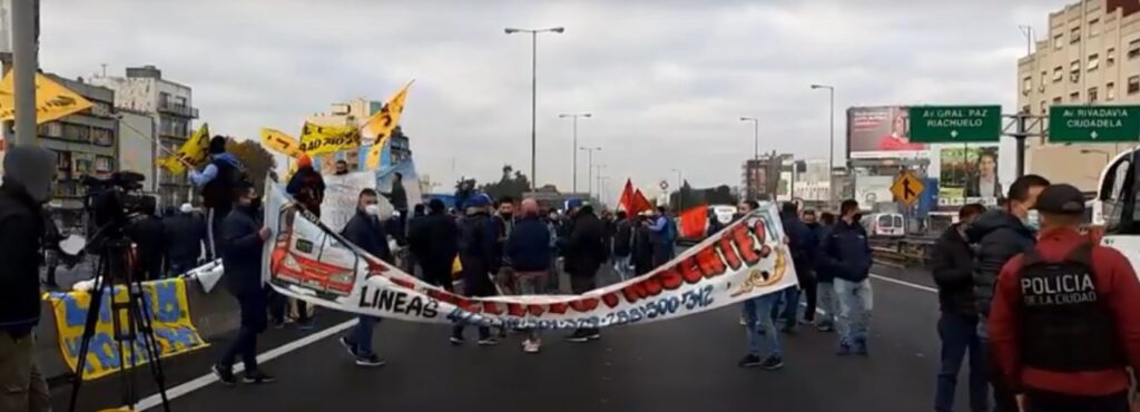 Liniers: choferes disidentes a la UTA cortaron la avenida General Paz
