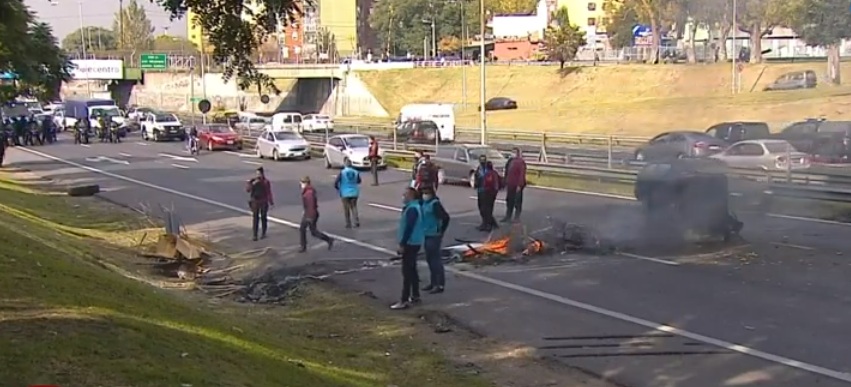 Villa Lugano: vecinos cortaron General Paz para denunciar guerra narco y la policía los desalojó