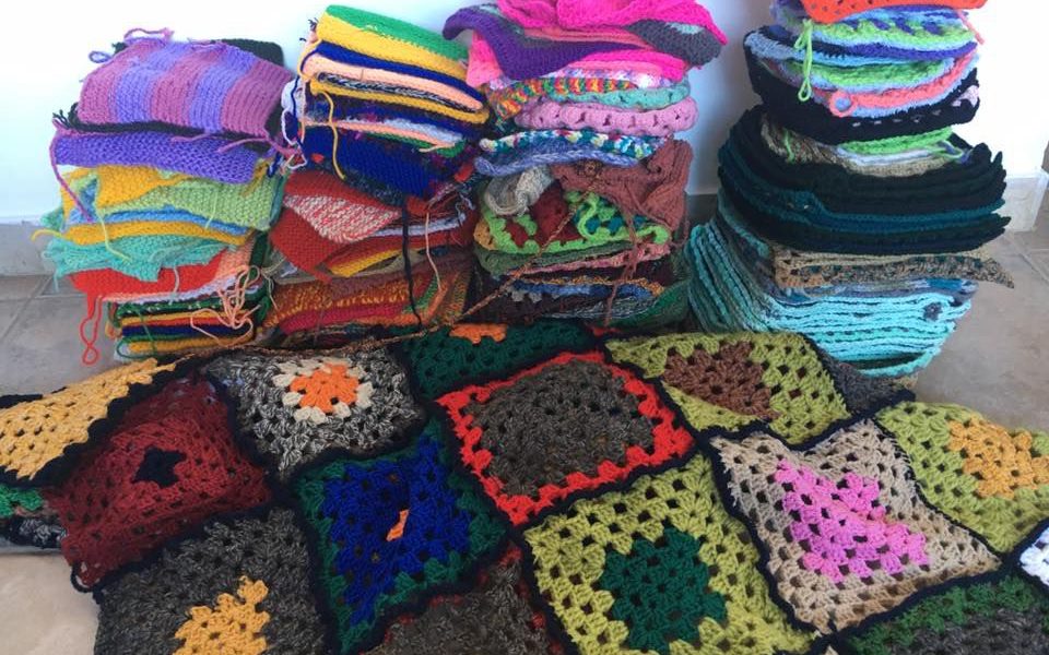 Instituciones de Saavedra juntan cuadrados tejidos para armar y donar mantas a gente sin techo