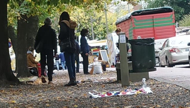 Crece la cantidad de manteros en el Parque Saavedra y el sábado fueron desalojados