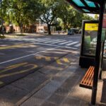 Tres paradas de colectivo en Boedo y San Cristóbal con bancos hechos de material sustentable