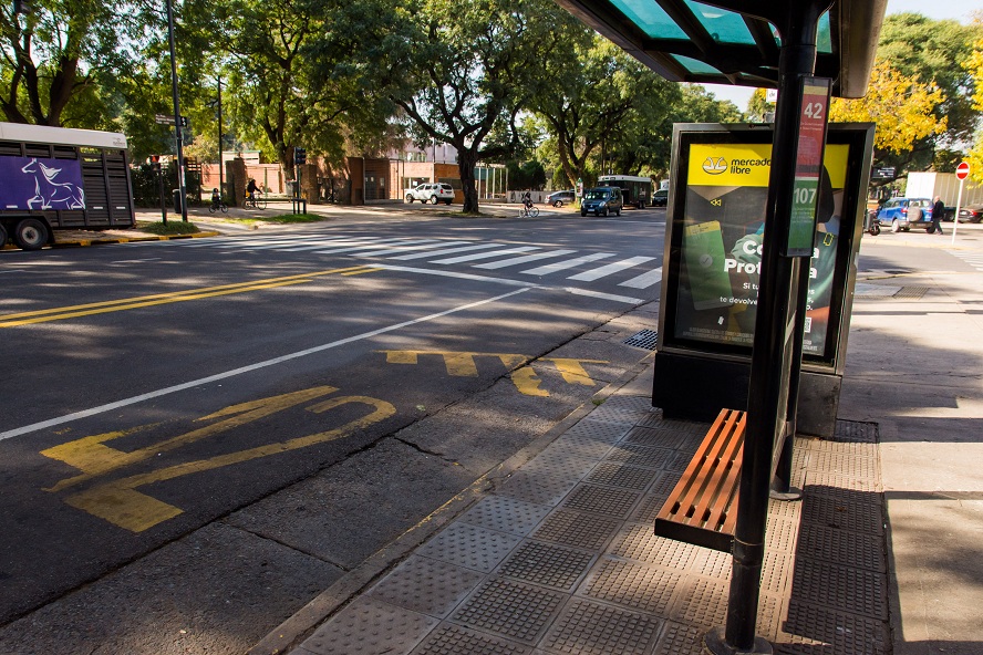 Tres paradas de colectivo en Boedo y San Cristóbal con bancos hechos de material sustentable
