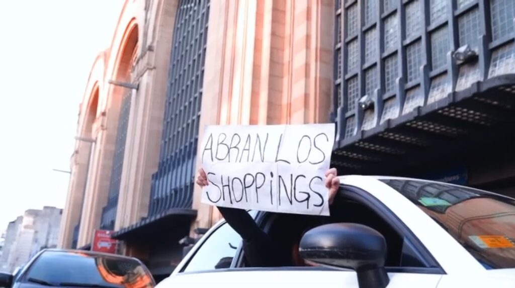 Protesta frente al Abasto shopping para que los centros comerciales reabran con protocolos