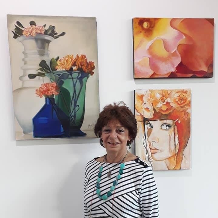 Mónica Carbonell, vecina y pintora, exhibe su trabajo en una confitería del barrio: “El arte sana”
