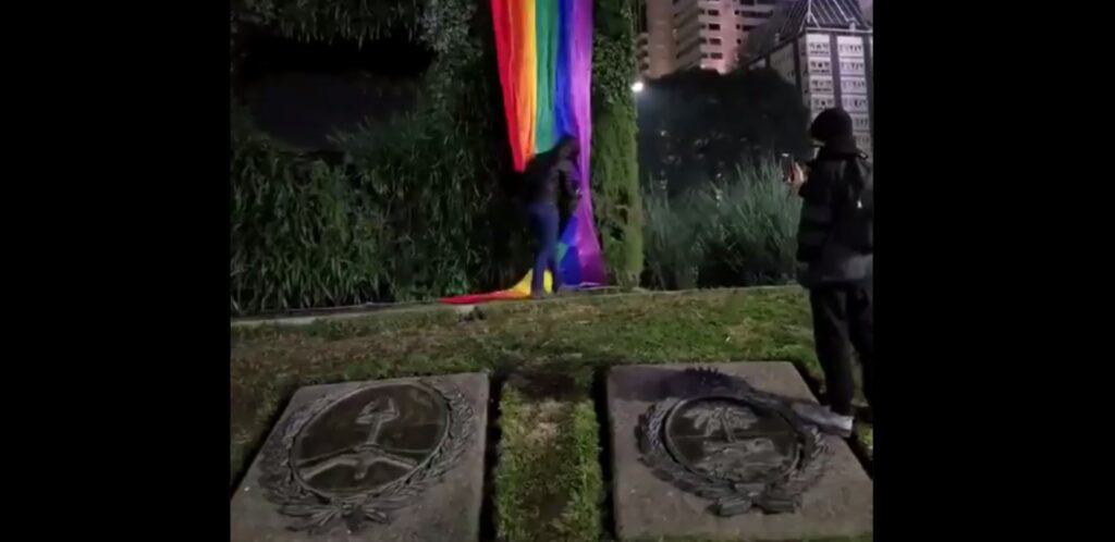Militantes de NOS vandalizaron la bandera del Orgullo en la Plaza de la República