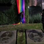 Militantes de NOS vandalizaron la bandera del Orgullo en la Plaza de la República