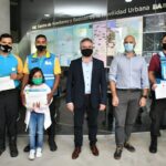 Un policía y agentes distinguidos al detener a un hombre que manejó en contramano por la 9 de Julio