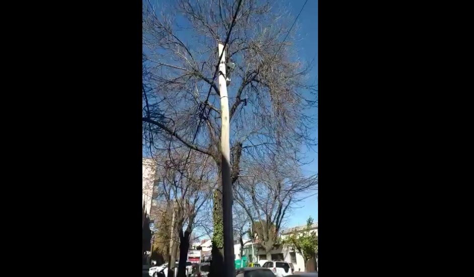 Un poste de luz en Lugones al 3800 corre peligro de caída